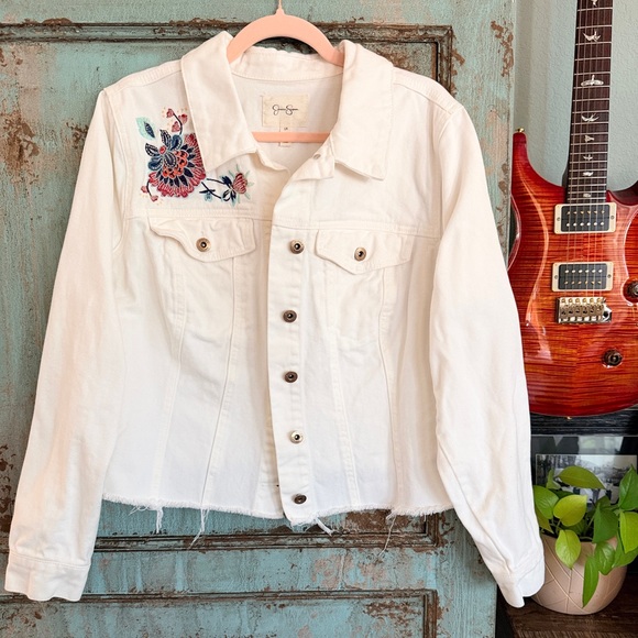 Jessica Simpson Crop White Denim Jacket Embroidered Frayed Hem – Size 1X - Picture 2 of 12